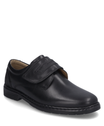 El zapato de media caña es negro y está hecho de un material suave con un cierre de velcro para facilitar su puesta y retirada. Tiene un diseño simple y elegante que lo hace ideal para ocasiones formales.