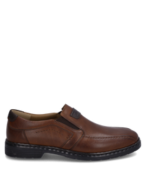 Der Slipper in cognac-kombi zeigt ein elegantes Design mit glattem Leder und hellen Nähten. Der Gummizug sorgt für leichtes Anziehen und einen bequemen Sitz.