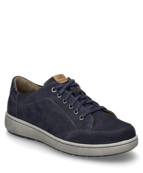De sneaker in de kleur indigo-combinatie is gemaakt van hoogwaardig materiaal met een zichtbare lichtgrijze zool. Bijzondere kenmerken zijn de vetersluiting en de subtiele stiksels die de schoen een klassieke uitstraling geven.