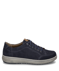 De sneaker in de kleur indigo-combinatie is gemaakt van hoogwaardig materiaal met een zichtbare lichtgrijze zool. Bijzondere kenmerken zijn de vetersluiting en de subtiele stiksels die de schoen een klassieke uitstraling geven.