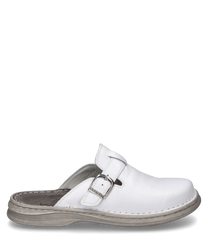 Ein weißer Clog aus Leder mit einer silbernen Schnalle als Verschluss. Der Schuh hat eine robuste Sohle und ist für Komfort und Stil konzipiert.