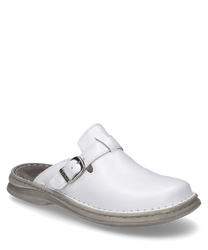 Ein weißer Clog aus Leder mit einer silbernen Schnalle als Verschluss. Der Schuh hat eine robuste Sohle und ist für Komfort und Stil konzipiert.