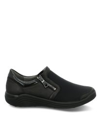 Zapato bajo negro con cremallera lateral metálica. Diseño elegante con mezcla de materiales mate y brillantes ideal para un estilo casual y cómodo.