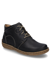 Die Stiefelette in der Farbe Titan ist aus glattem Leder gefertigt und verfügt über einen praktischen Reißverschluss. Sie zeichnet sich durch markante weiße Nähte und eine robuste beige Sohle aus.