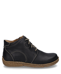 Die Stiefelette in der Farbe Titan ist aus glattem Leder gefertigt und verfügt über einen praktischen Reißverschluss. Sie zeichnet sich durch markante weiße Nähte und eine robuste beige Sohle aus.