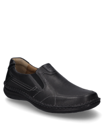 Mocassino nero in pelle con elastico per una facile calzata. Cuciture decorative discrete e suola robusta offrono comfort e stile.