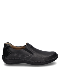 Mocassino nero in pelle con elastico per una facile calzata. Cuciture decorative discrete e suola robusta offrono comfort e stile.