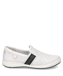 El zapato está hecho de cuero blanco y tiene un cierre elástico para ponerlo fácilmente. Se caracteriza por un patrón perforado y una sutil franja negra en el costado.
