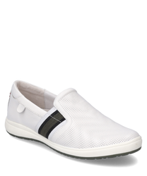 El zapato está hecho de cuero blanco y tiene un cierre elástico para ponerlo fácilmente. Se caracteriza por un patrón perforado y una sutil franja negra en el costado.