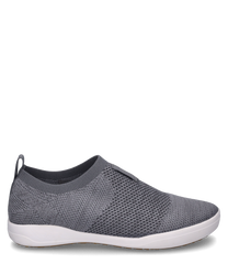Sneaker w kolorze dżinsowym wykonany jest z oddychającego materiału dzianinowego i nie ma zapięcia. Projekt jest minimalistyczny z elastyczną białą podeszwą dla wygody noszenia.