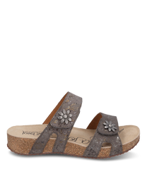 Grijze sandaal met klittenbandsluiting versierd met metalen bloemen op de banden. De zool is gemaakt van een natuurlijk kurkmateriaal dat voor comfort zorgt.