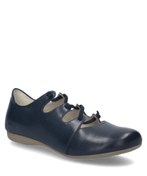 El zapato de media altura en color Océano está hecho de un material suave y brillante y cuenta con un práctico cierre de goma. El diseño es sencillo y elegante con un discreto grabado del logo en el talón.