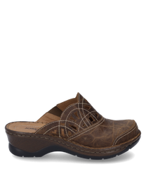 The clog made of brown leather features decorative stitching and an elegant pattern with cut-out details. The comfortable elastic band allows for easy on and off and gives the shoe a flexible fit.