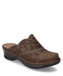 The clog made of brown leather features decorative stitching and an elegant pattern with cut-out details. The comfortable elastic band allows for easy on and off and gives the shoe a flexible fit.