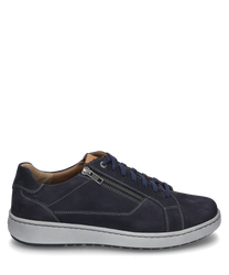The dark blue shoe impresses with its soft leather and the side zipper next to the lacing. The light contrasting sole provides a modern look and offers high wearing comfort.