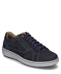 The dark blue shoe impresses with its soft leather and the side zipper next to the lacing. The light contrasting sole provides a modern look and offers high wearing comfort.