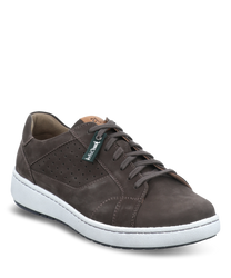La chaussure à lacets en marron foncé est fabriquée en cuir de haute qualité avec un laçage et est équipée d'une semelle blanche et structurée. Le design présente des perforations discrètes sur le côté qui assurent une meilleure ventilation.
