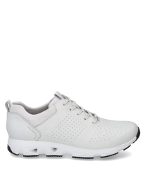 Una sneaker bianca moderna con lacci in pelle liscia. La scarpa ha una superficie perforata per la traspirabilità e una suola bianca con profilo arrotondato per un comfort aggiuntivo.