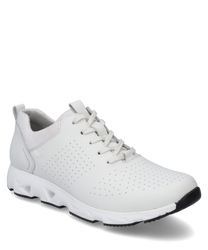 Una sneaker bianca moderna con lacci in pelle liscia. La scarpa ha una superficie perforata per la traspirabilità e una suola bianca con profilo arrotondato per un comfort aggiuntivo.