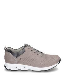 Zapatilla gris con cordones fabricada en cuero liso. El zapato presenta un patrón perforado en los laterales para una mejor ventilación y tiene una suela blanca robusta para mayor comodidad.