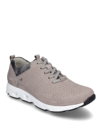 Zapatilla gris con cordones fabricada en cuero liso. El zapato presenta un patrón perforado en los laterales para una mejor ventilación y tiene una suela blanca robusta para mayor comodidad.