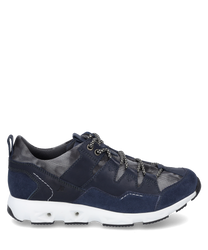La sneaker est bleu foncé avec des lacets et est fabriquée à partir d'un mélange de cuir et de textile. Les caractéristiques particulières sont la semelle blanche et les coutures contrastées qui donnent à la chaussure un look moderne.