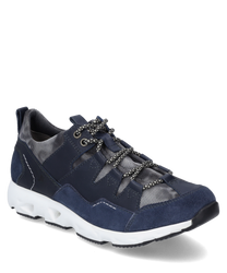 La sneaker est bleu foncé avec des lacets et est fabriquée à partir d'un mélange de cuir et de textile. Les caractéristiques particulières sont la semelle blanche et les coutures contrastées qui donnent à la chaussure un look moderne.