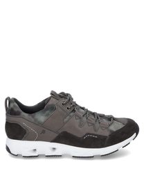The sneaker is made of gray suede and mesh featuring a sturdy lacing system. The light gray sole and distinctive stitching give the shoe a sporty look.