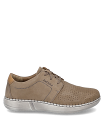 La chaussure basse en cuir beige dispose d'un laçage et d'un avant perforé pour la respirabilité. La semelle blanche cousue donne à la chaussure un look moderne.