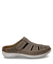 La chaussure basse en cuir marron a une fermeture velcro et un design ouvert avec des détails découpés. La semelle gris clair et les coutures marron offrent un contraste élégant idéal pour des occasions décontractées.
