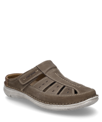 La chaussure basse en cuir marron a une fermeture velcro et un design ouvert avec des détails découpés. La semelle gris clair et les coutures marron offrent un contraste élégant idéal pour des occasions décontractées.