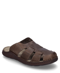 Sandale en cuir marron sans fermeture avec un design ouvert et des coutures visibles. La semelle est robuste et légèrement rembourrée pour un confort supplémentaire.