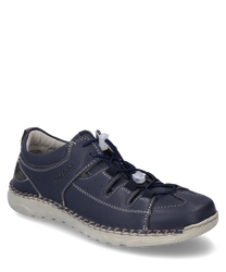 Zapato de cuero azul oscuro con cordones costuras blancas en contraste y una suela de goma clara y estable. Características especiales son las aberturas laterales y el bordado decorativo en el lado exterior.