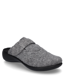 Pantoufles en tissu gris avec une fermeture Velcro sur le dessus. Semelle noire robuste offrant confort et soutien au pied.
