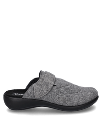 Pantoufles en tissu gris avec une fermeture Velcro sur le dessus. Semelle noire robuste offrant confort et soutien au pied.
