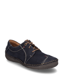 El zapato está hecho de cuero azul oscuro y tiene un cordón como cierre. Destacan los brillantes hilos decorativos y la suela robusta que le da al zapato un aspecto informal.