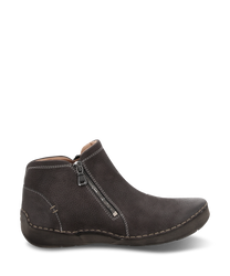 De enkellaars is gemaakt van donkerbruin leer met zichtbare stiksels en een zijrits. De schoen heeft een platte zool en biedt een eenvoudig elegant ontwerp ideaal voor dagelijks gebruik.