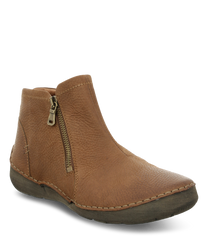 La botte est en cuir marron avec une texture rugueuse et possède une fermeture éclair latérale. Le talon plat et les bords soigneusement cousus donnent à la chaussure un aspect élégant mais robuste.