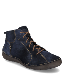 Dunkelblaue Stiefelette aus Veloursleder mit braunen Schnürsenkeln und kontrastierenden Nähten. Der Schuh hat eine flexible dunkelbraune Sohle und ist ideal für einen lässigen Look.