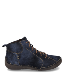 Dunkelblaue Stiefelette aus Veloursleder mit braunen Schnürsenkeln und kontrastierenden Nähten. Der Schuh hat eine flexible dunkelbraune Sohle und ist ideal für einen lässigen Look.