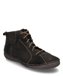 La botte en daim marron foncé a un laçage visible et des coutures claires. La chaussure offre un maintien confortable et un look moderne et décontracté.