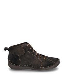 La botte en daim marron foncé a un laçage visible et des coutures claires. La chaussure offre un maintien confortable et un look moderne et décontracté.