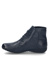 Die Stiefelette in der Farbe Ocean besteht aus glänzendem Leder und verfügt über eine elegante Schnürung. Der Schuh hat eine glatte Oberfläche und dezente Nähte die ihm einen modernen Look verleihen.