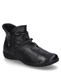 La stivaletti nera è realizzata in pelle lucida e presenta una cerniera laterale per una facile calzata e svestizione. La scarpa è elegantemente arricciata e ha una silhouette semplice facilmente abbinabile.