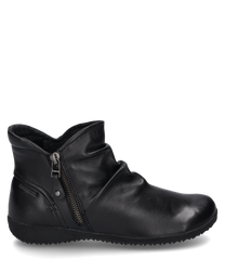 La stivaletti nera è realizzata in pelle lucida e presenta una cerniera laterale per una facile calzata e svestizione. La scarpa è elegantemente arricciata e ha una silhouette semplice facilmente abbinabile.