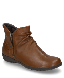 La bota de cuero color coñac presenta una superficie lisa con una cremallera lateral para facilitar el calzado y descalzado. La forma del zapato es elegante con ligeros pliegues que le dan un toque especial al diseño.