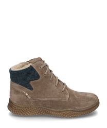 L'ankle boot in combinazione taupe è realizzata in morbida pelle scamosciata con lacci e un colletto lavorato a maglia in blu scuro. La suola è realizzata in gomma robusta e strutturata conferendo alla scarpa un aspetto moderno.