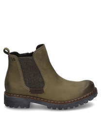 Die Stiefelette ist aus olivgrünem Leder mit einem seitlichen elastischen Gummizug für einfaches An- und Ausziehen. Sie hat eine robuste genoppte Sohle und sichtbare Nähte die für zusätzlichen Stil und Haltbarkeit sorgen.