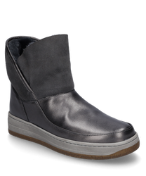 Die abgebildete Stiefelette besteht aus schwarzem Leder und hat keinen Verschluss. Sie zeichnet sich durch eine hellgraue rutschfeste Sohle und ein weiches dunkles Innenfutter aus das für zusätzlichen Komfort sorgt.