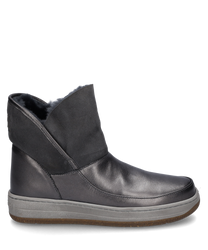 Die abgebildete Stiefelette besteht aus schwarzem Leder und hat keinen Verschluss. Sie zeichnet sich durch eine hellgraue rutschfeste Sohle und ein weiches dunkles Innenfutter aus das für zusätzlichen Komfort sorgt.